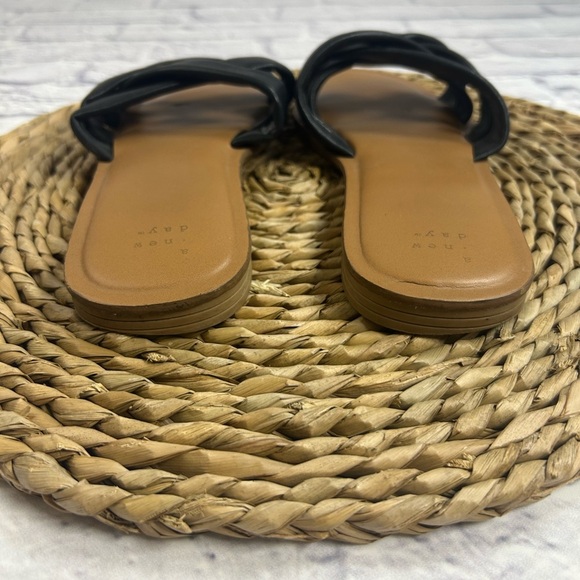 A New Day Black Crisscross Slide Sandals. Size 9. - Picture 4 of 8